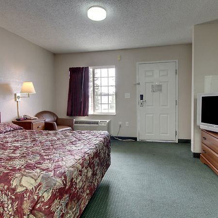 Intown Suites Extended Stay Raleigh Nc - Capital Blvd Buitenkant foto